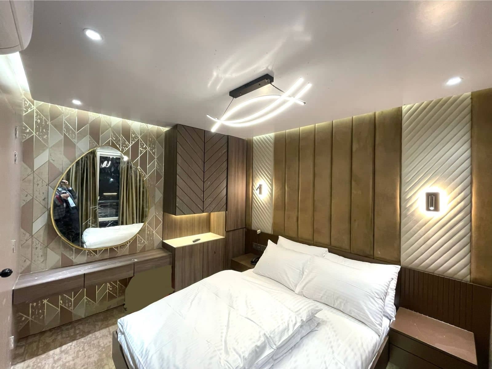 Image of Triple Cabin , Package Image, BookMe Travel Packages, Explore Destinations, Affordable Travel Experiences.