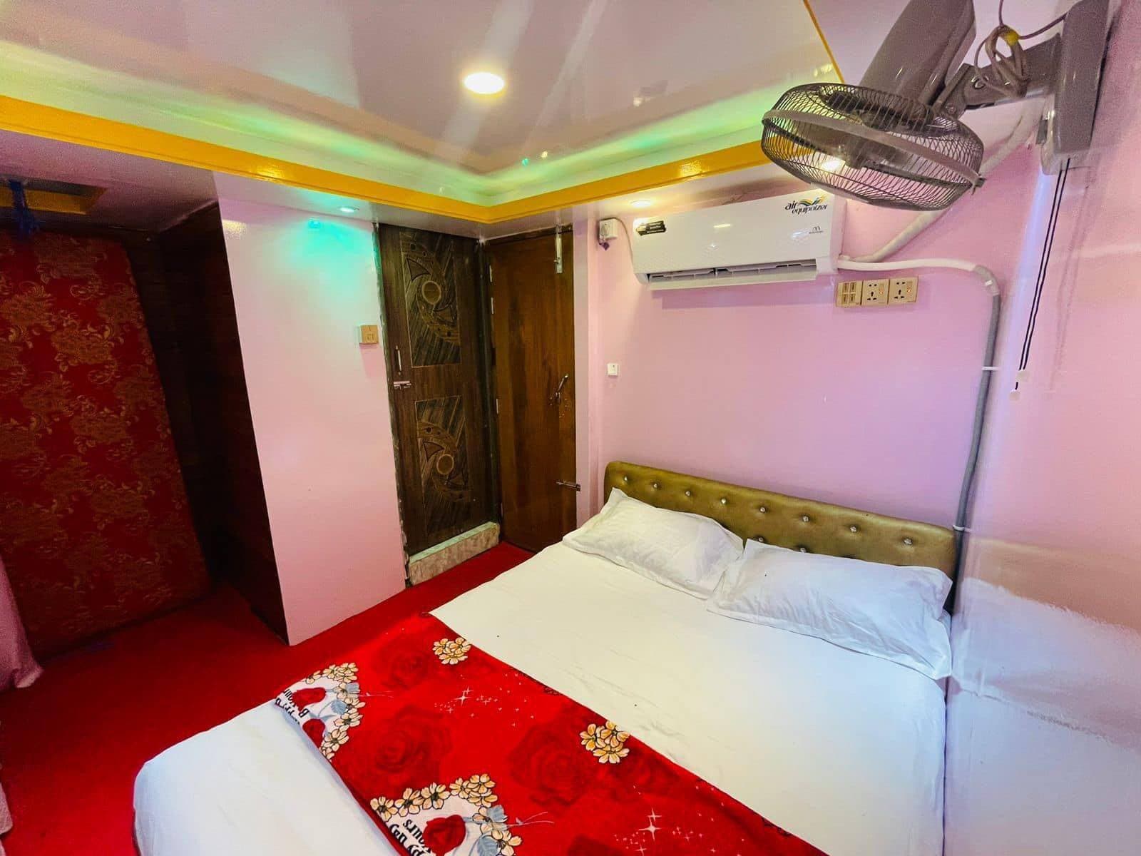 Image of Triple Cabin , Package Image, BookMe Travel Packages, Explore Destinations, Affordable Travel Experiences.